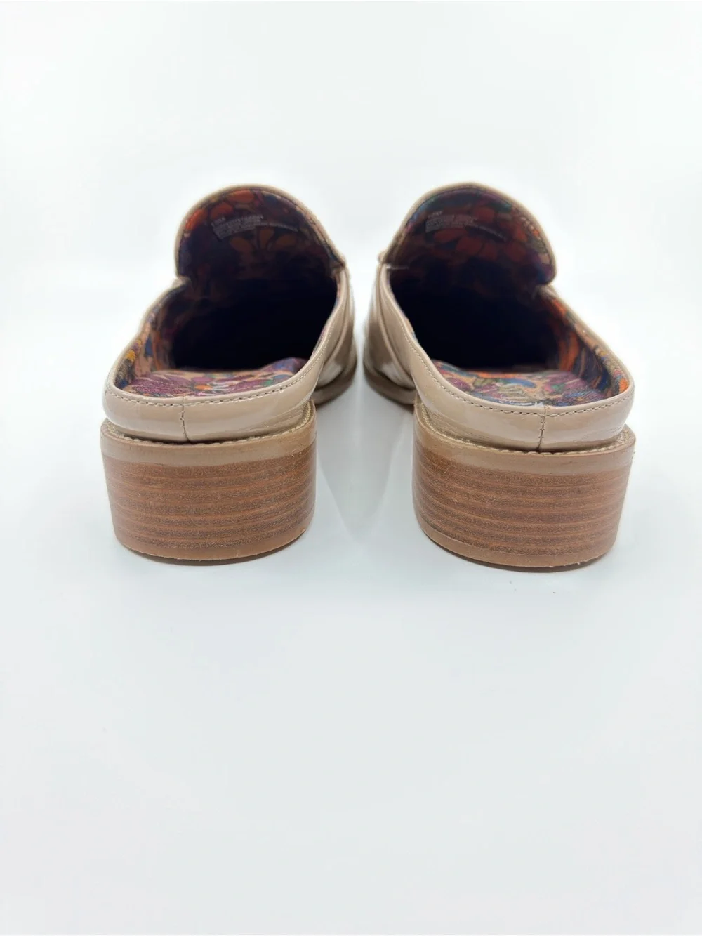 These Korks Laporte patent loafers feature a square toe and a block heel. SZ 10